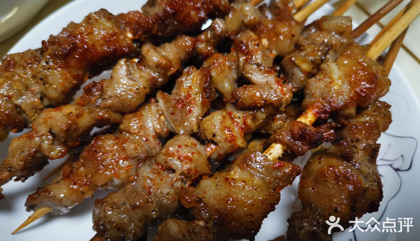 在万和汇步行小吃街买了牛肉串和羊肉串，到朋友家开整！