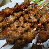 在万和汇步行小吃街买了牛肉串和羊肉串，到朋友家开整！