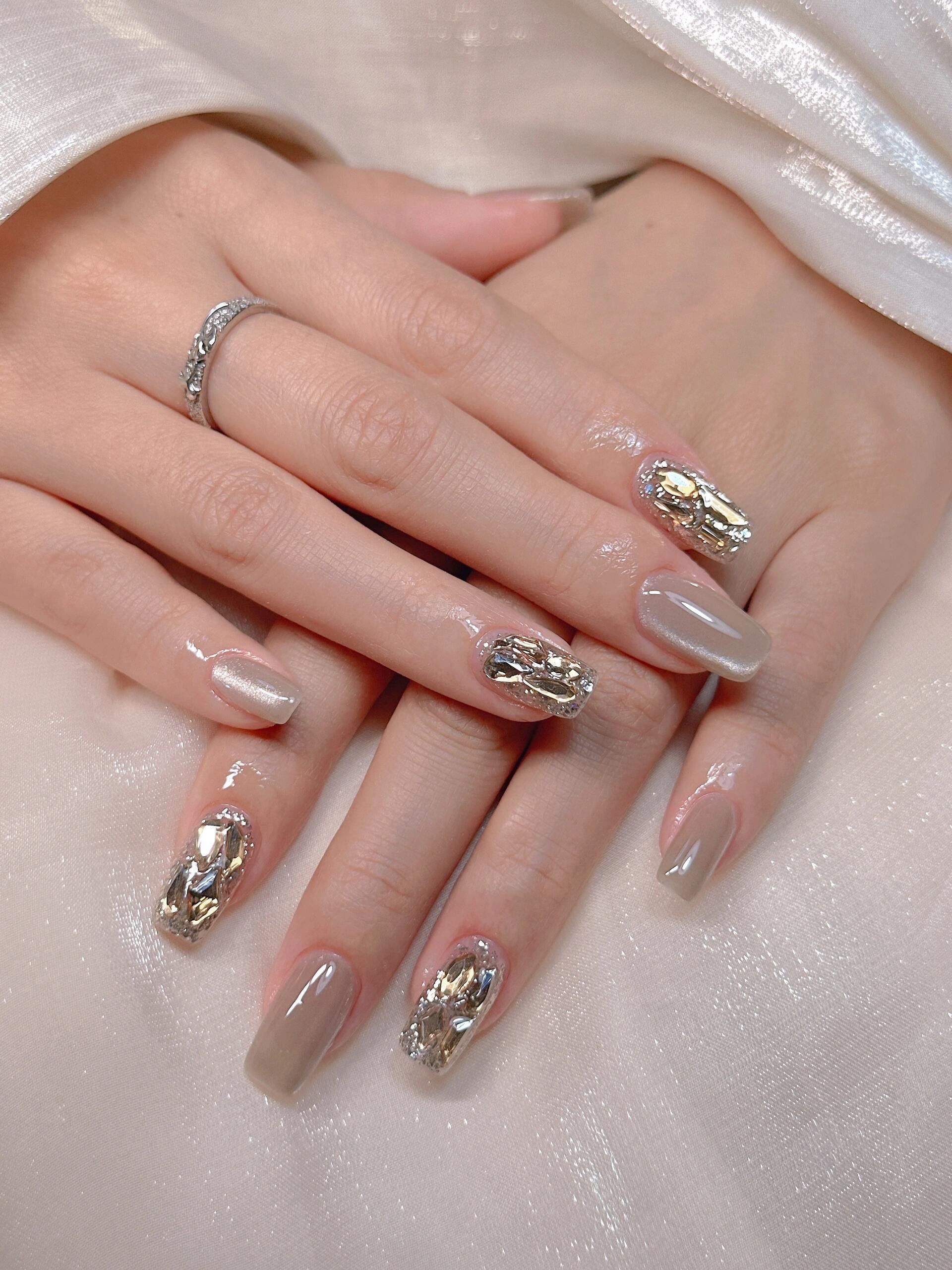 指尖上的银白闪耀,59元做的美甲