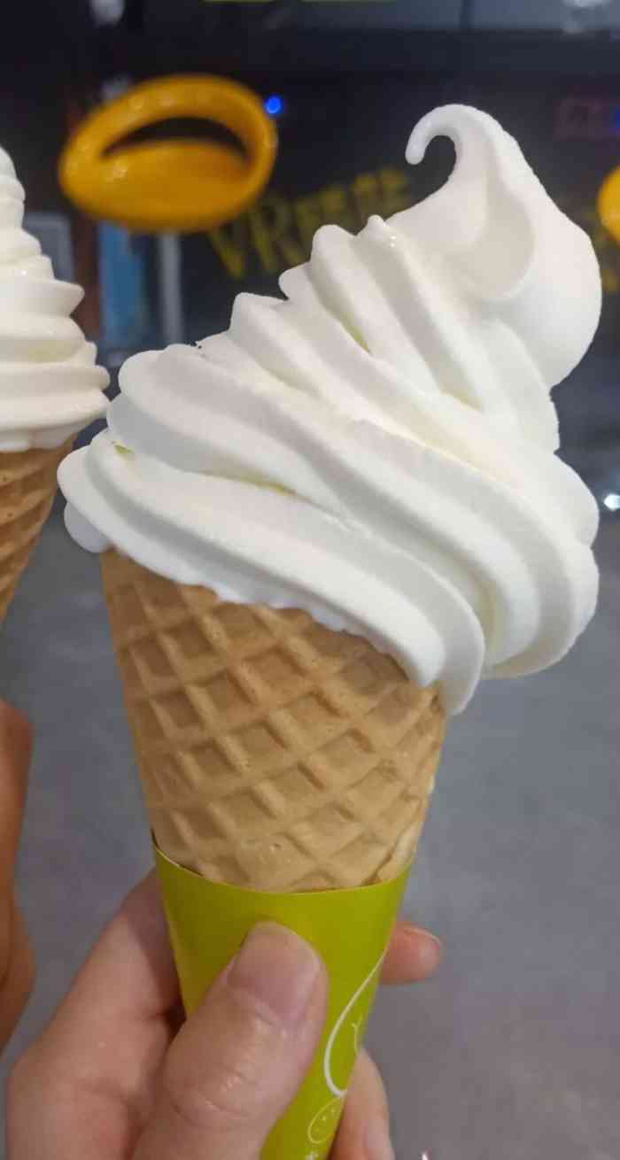 冰雪公园-"「酸奶甜筒」因为刚刚开业,所以有第二支一.