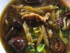 酸菜肉丝米线-越洋肖氏老米线(杨家坪店)