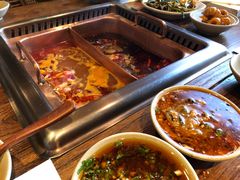 -老牌坊云南鱼豆花火锅(哈西万达店)