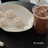 冰镇拿铁的午后慵懒