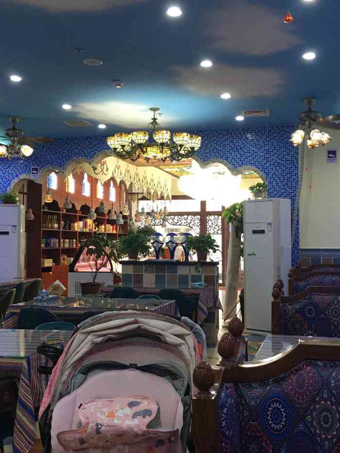 伊佳人餐厅(八里庄店)-"路边儿上的一家新疆菜馆子,一层底商,里面.