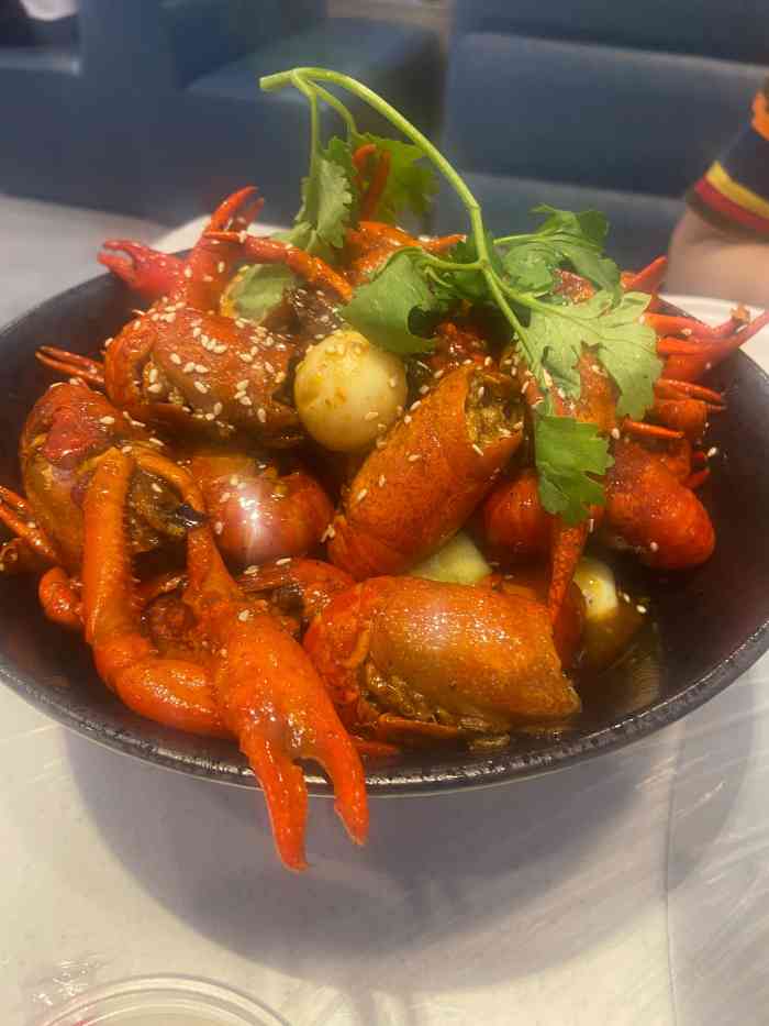 位置位于石牌岭路鸿岭花园295号石尚街b008009号大概就在在鸿岭花园东