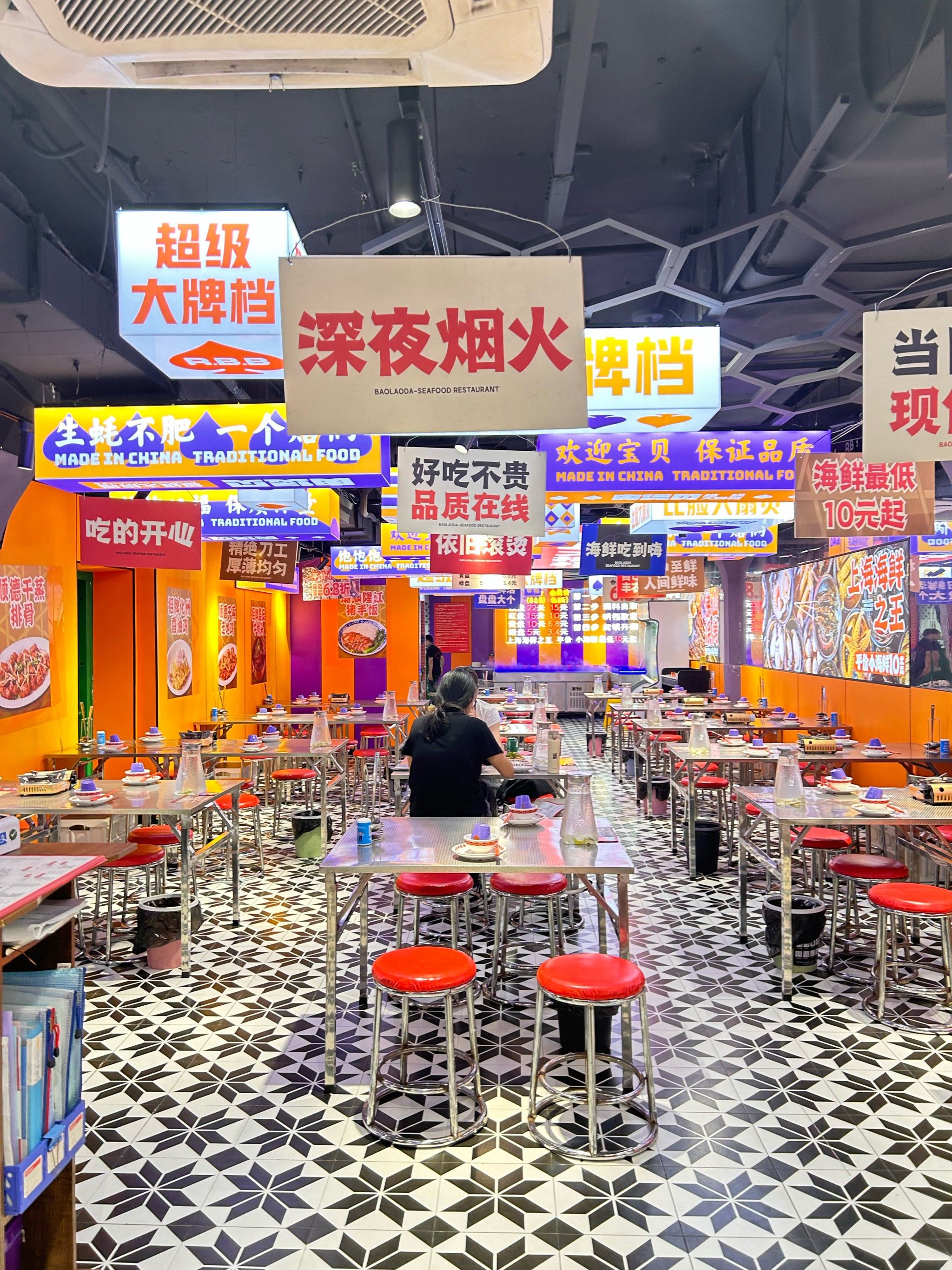 生意很火爆的店 店铺装潢很港风 味道不错