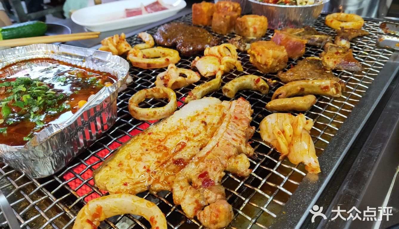 来成都怎么能不吃一口功夫烤肉·西昌火盆自助烧烤的小猪肉,黑椒牛排