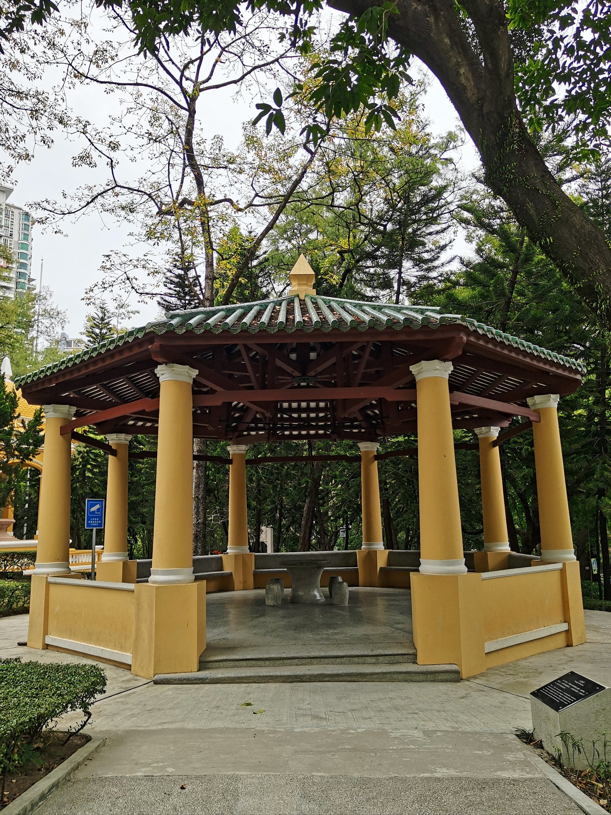 n八角亭建于1924年,为邓仲元墓的附属纪念建筑,绿琉璃瓦,八角攒尖顶