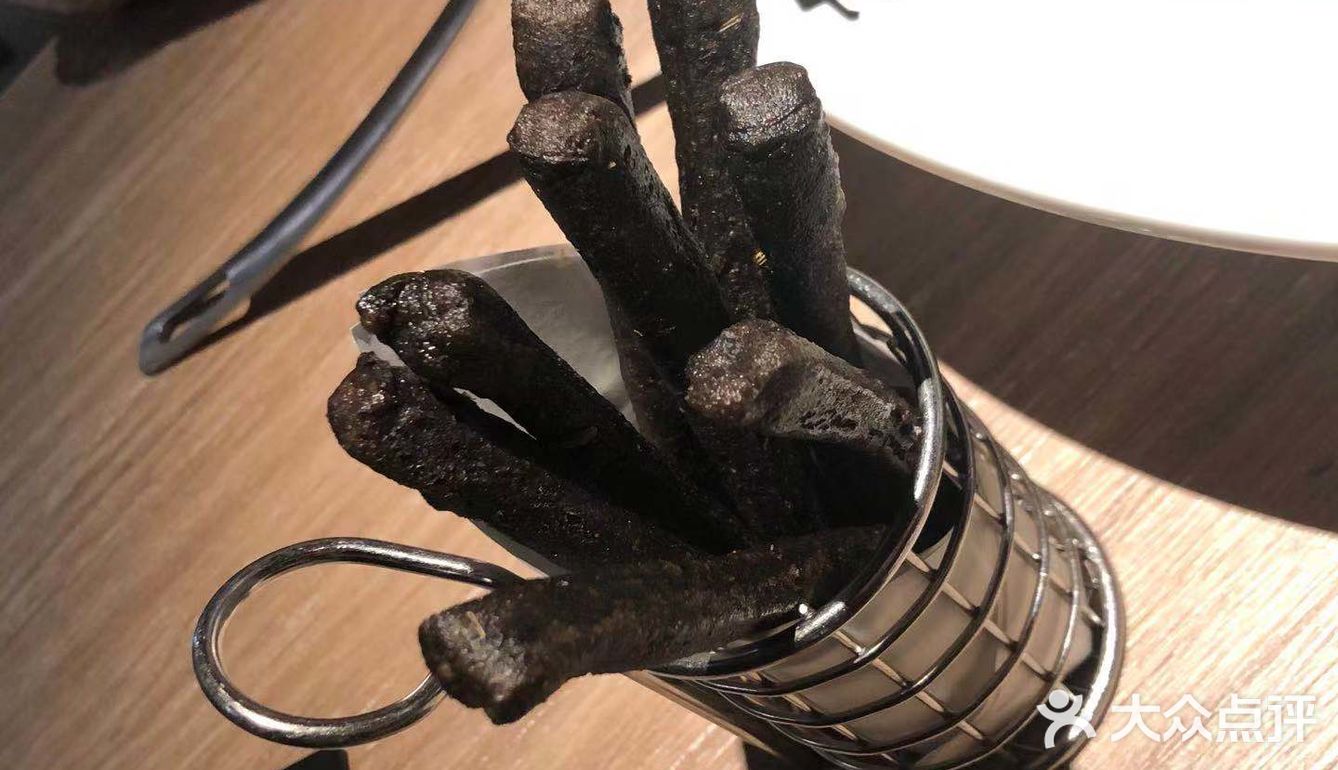 三个人点了3-4人份，有两条鱼，鱼肉比酸菜还多