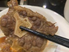 葡国番茄牛尾拼泰式冬阴功汤底-一哥澳门豆捞 · 十七年经典澳门火锅(四季天地店)