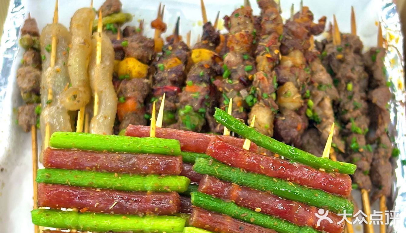 吃个烧烤怎么好多人啊！！(周迅脸)。。。