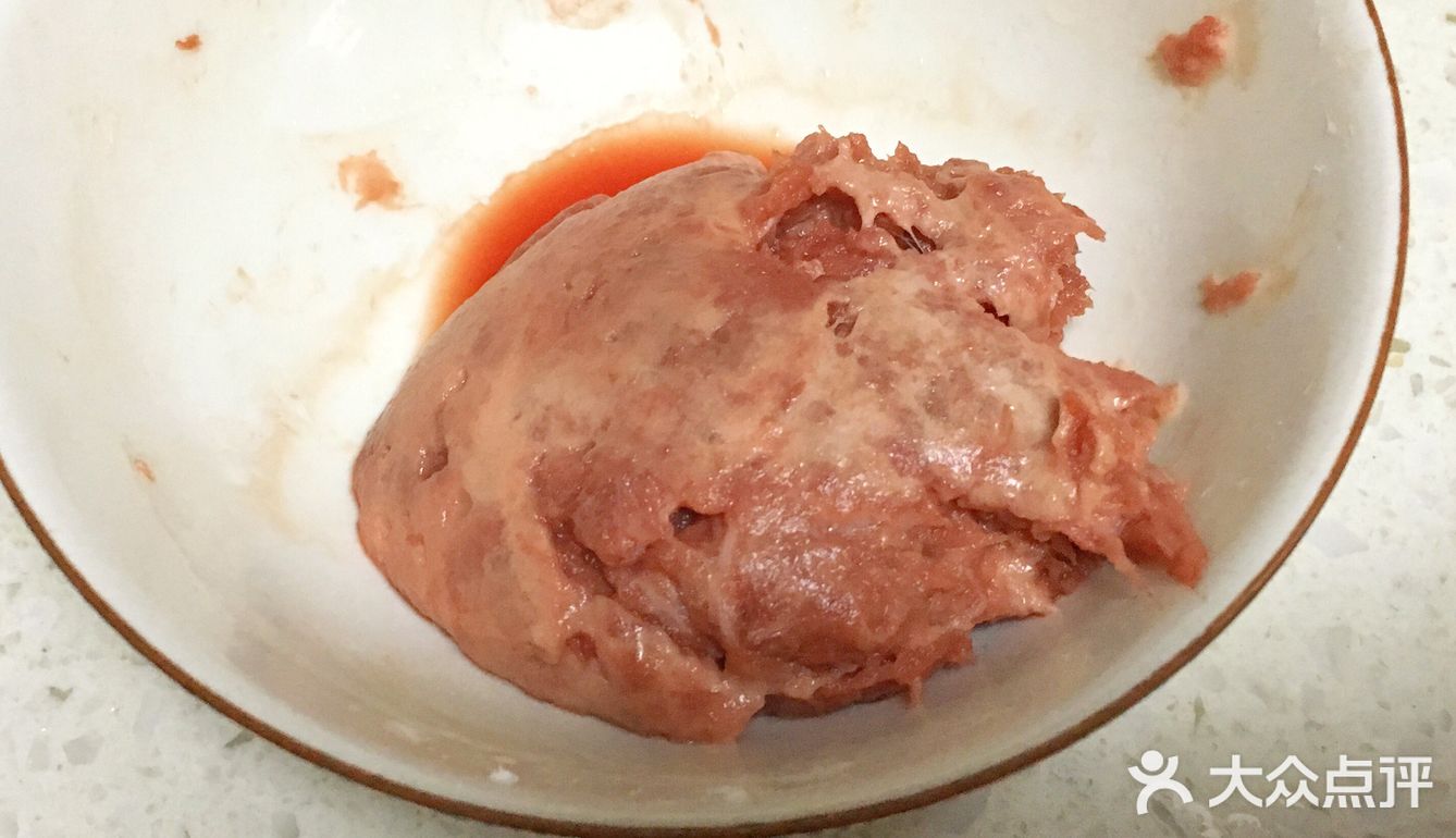 香喷喷的牛肉末葱油伴韭菜叶面