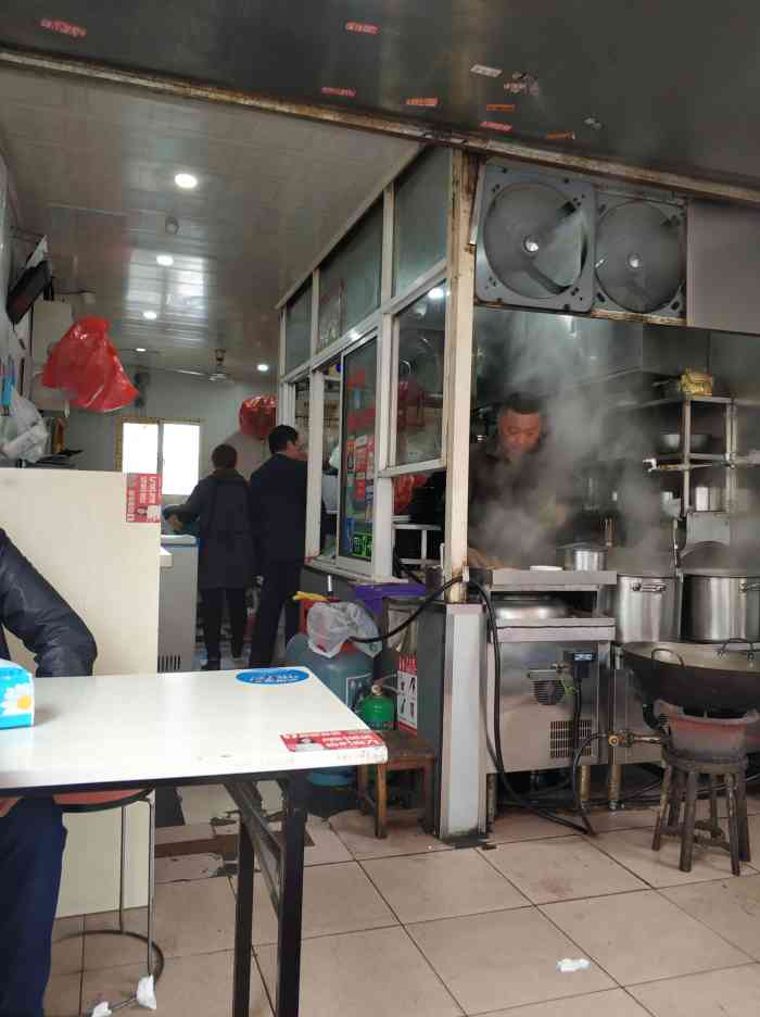 张府园大碗面-"南湖一代面馆扎堆,长虹路这家张府园也是.