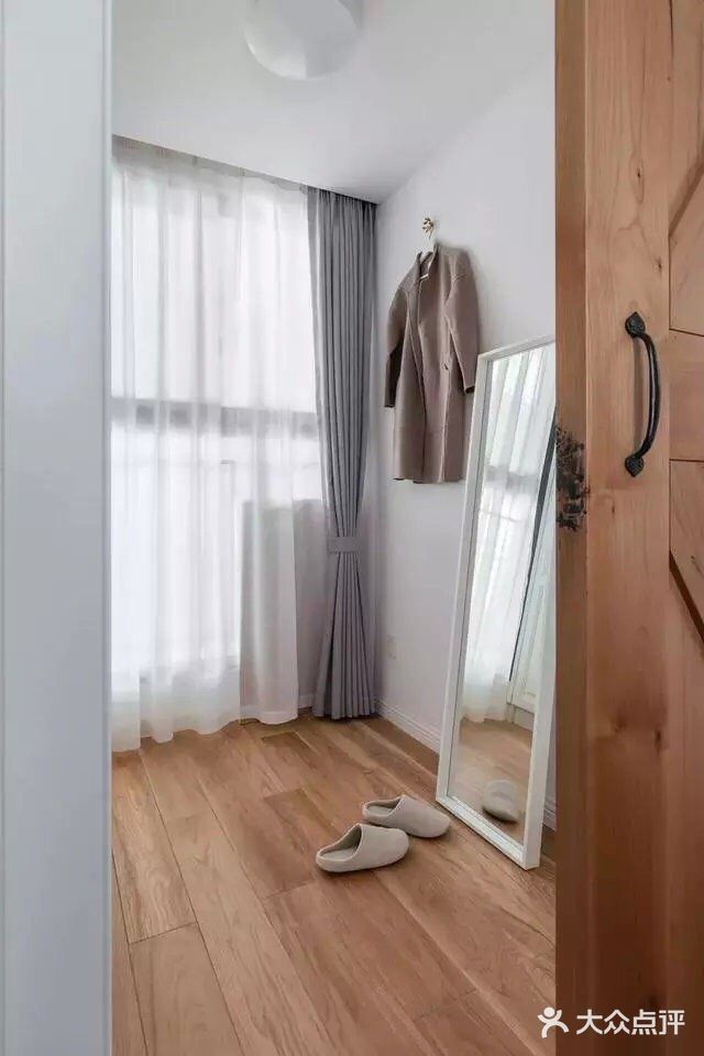 墙面用的经典款白色面包砖搭配浅水泥色地砖