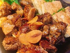铁板黑椒雪花牛里脊配黄油煎时蔬-鳗鱼家·深夜食堂(军博店)