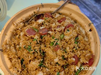 第一次吃是跟着广东同学来的，她说上学时每当馋煲仔饭的