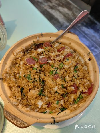 第一次吃是跟着广东同学来的，她说上学时每当馋煲仔饭的