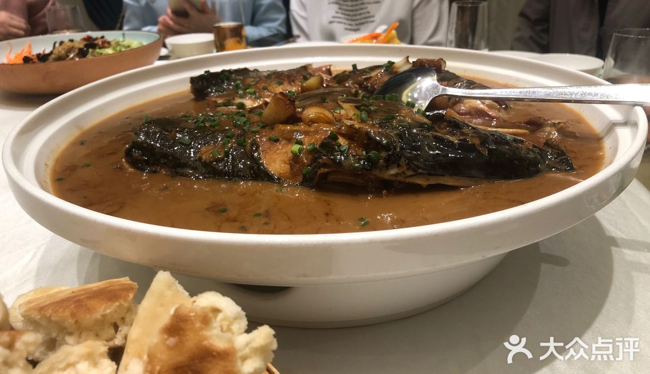 我们拿手机拍菜，工作人员不让拍