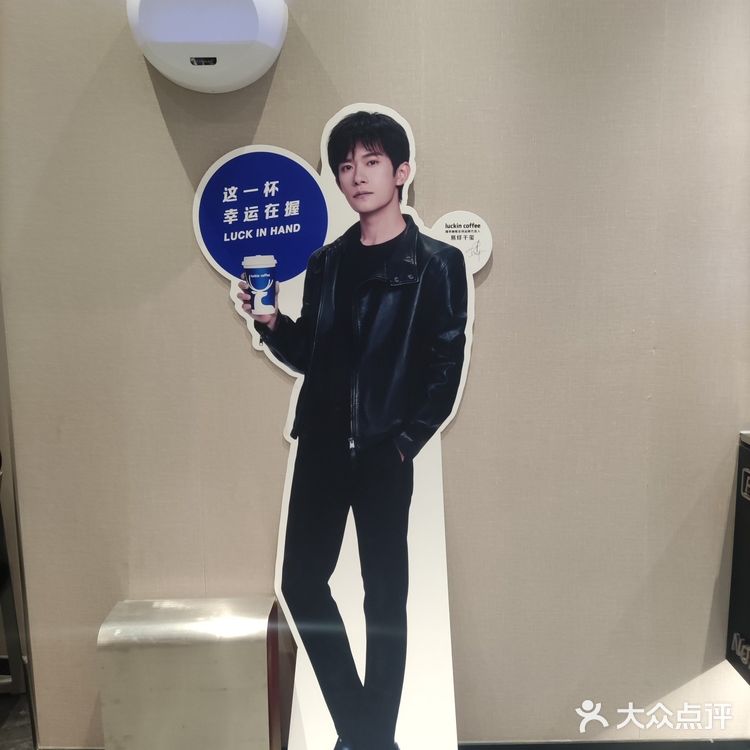 开在星巴克正对面的瑞幸