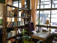 靠窗位-出走咖啡·面包(宋庄店)