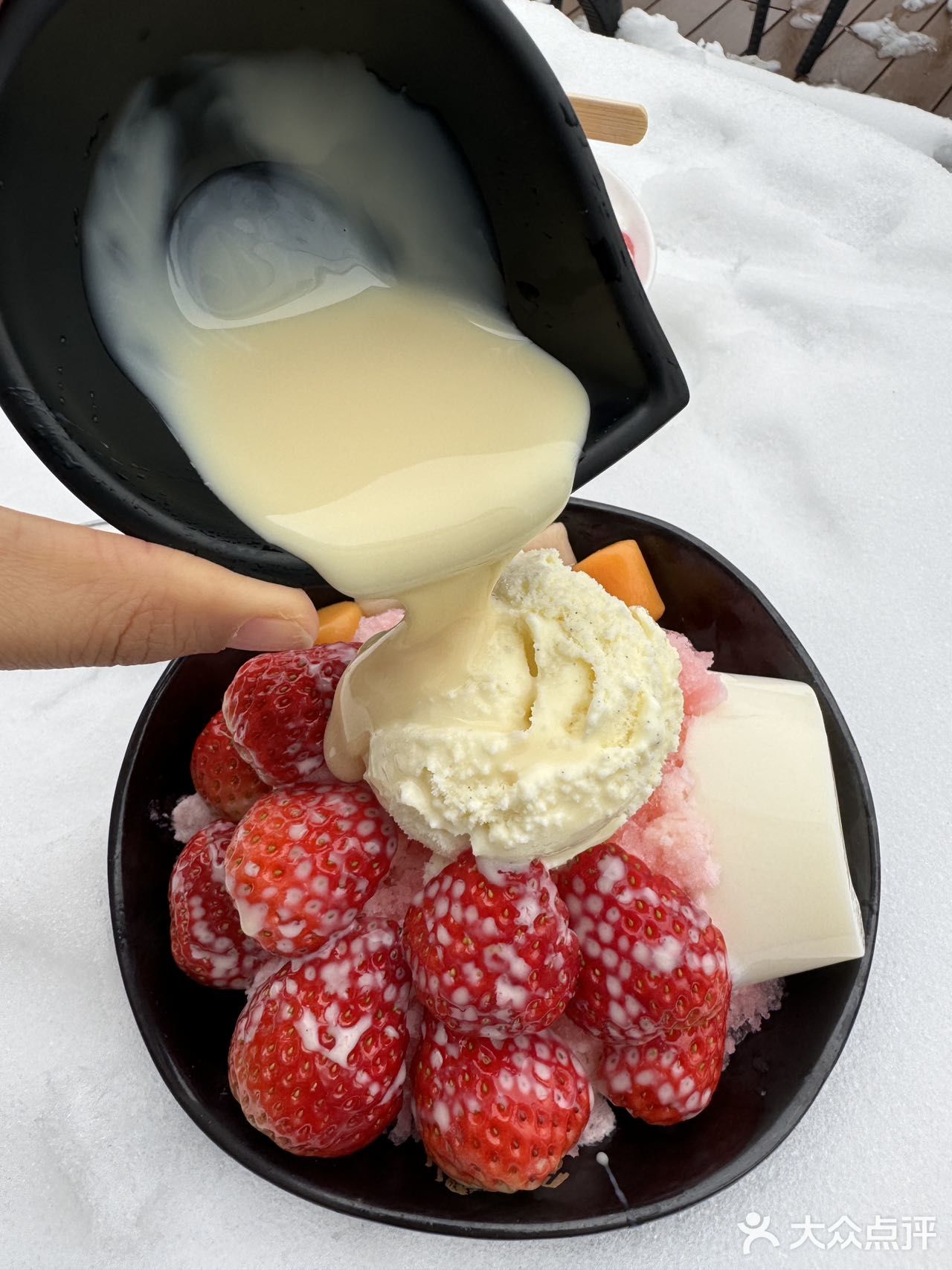 大雪过来来一碗这样的甜品才是享受呢！芋见草莓沙冰