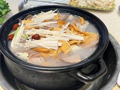 山菌牛肉汤锅-九寨特色牦牛肉汤锅 羊肉汤锅