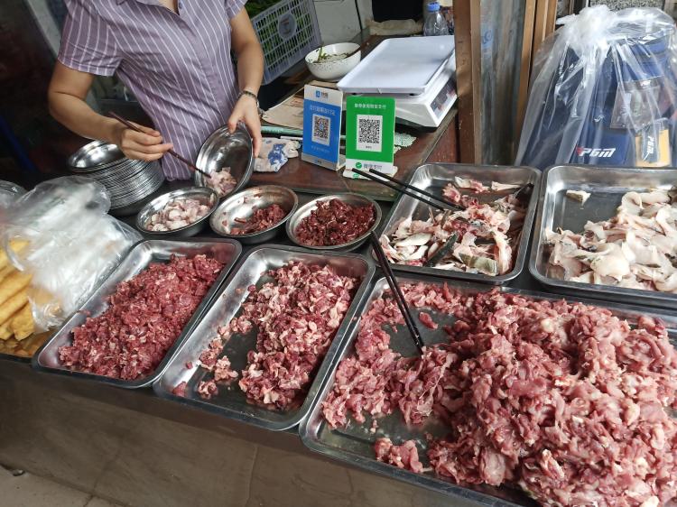 湘南红·原味砍肉粉-"几家粉店挨着一起,做大做强.码子现炒,料.