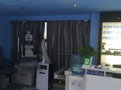 -提一眼镜·蔡司·依视路(小寨店)