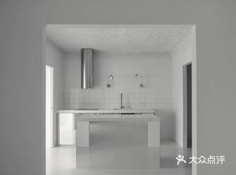 公寓中的空间被分割成了不对称的网格形式，并通过大型的