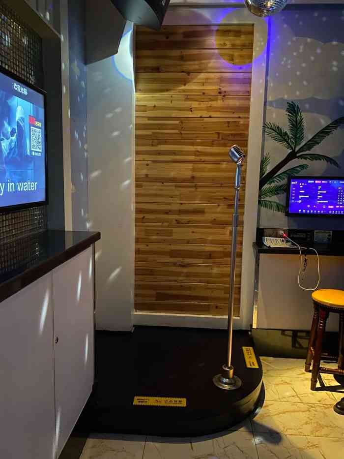 第一次和朋友来到唯尚ktv这里的包厢有很多环境还不错装修的风格很不