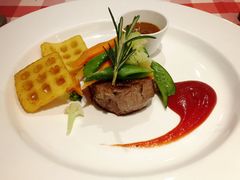 菲力牛排配土豆饼.葱香黄油蔬菜-卡本妮法餐厅·北京和平宾馆