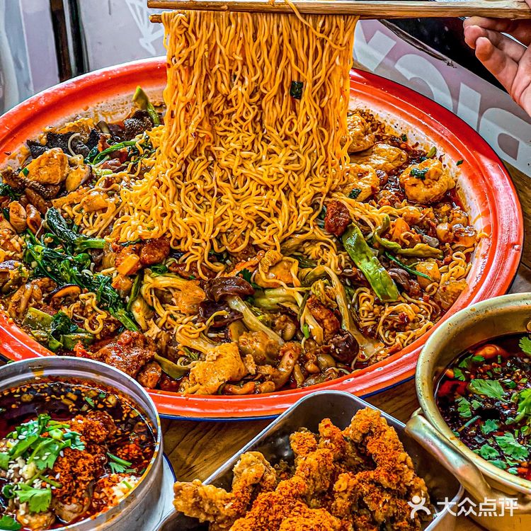 人均30‼️重庆盘盘麻辣烫天花板🔥冒鸭肠无敌