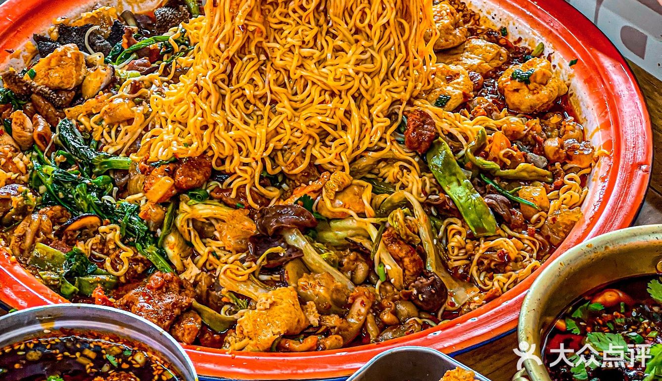 人均30‼️重庆盘盘麻辣烫天花板🔥冒鸭肠无敌