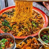 人均30‼️重庆盘盘麻辣烫天花板🔥冒鸭肠无敌