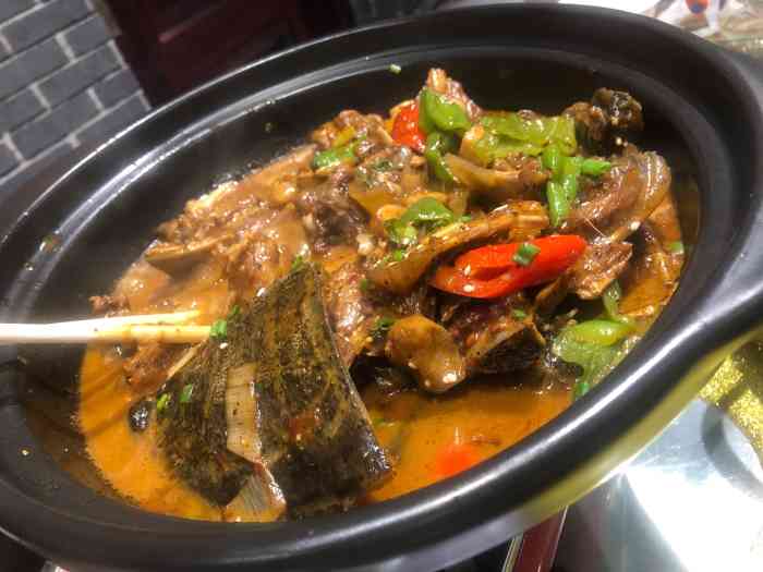 二娃特色甲鱼馆(五龙路店)-"生意火爆的川菜馆,夜晚门口摆满桌子,旁边