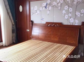 卧室偏红、偏暖，窗帘与硬包的色彩与图案就选了偏冷的