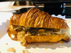 牛角包烧麦-不正咖啡(万达尊店)