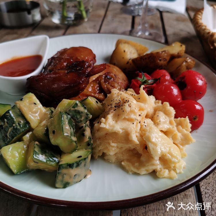 Garden brunch and Puppies Day!