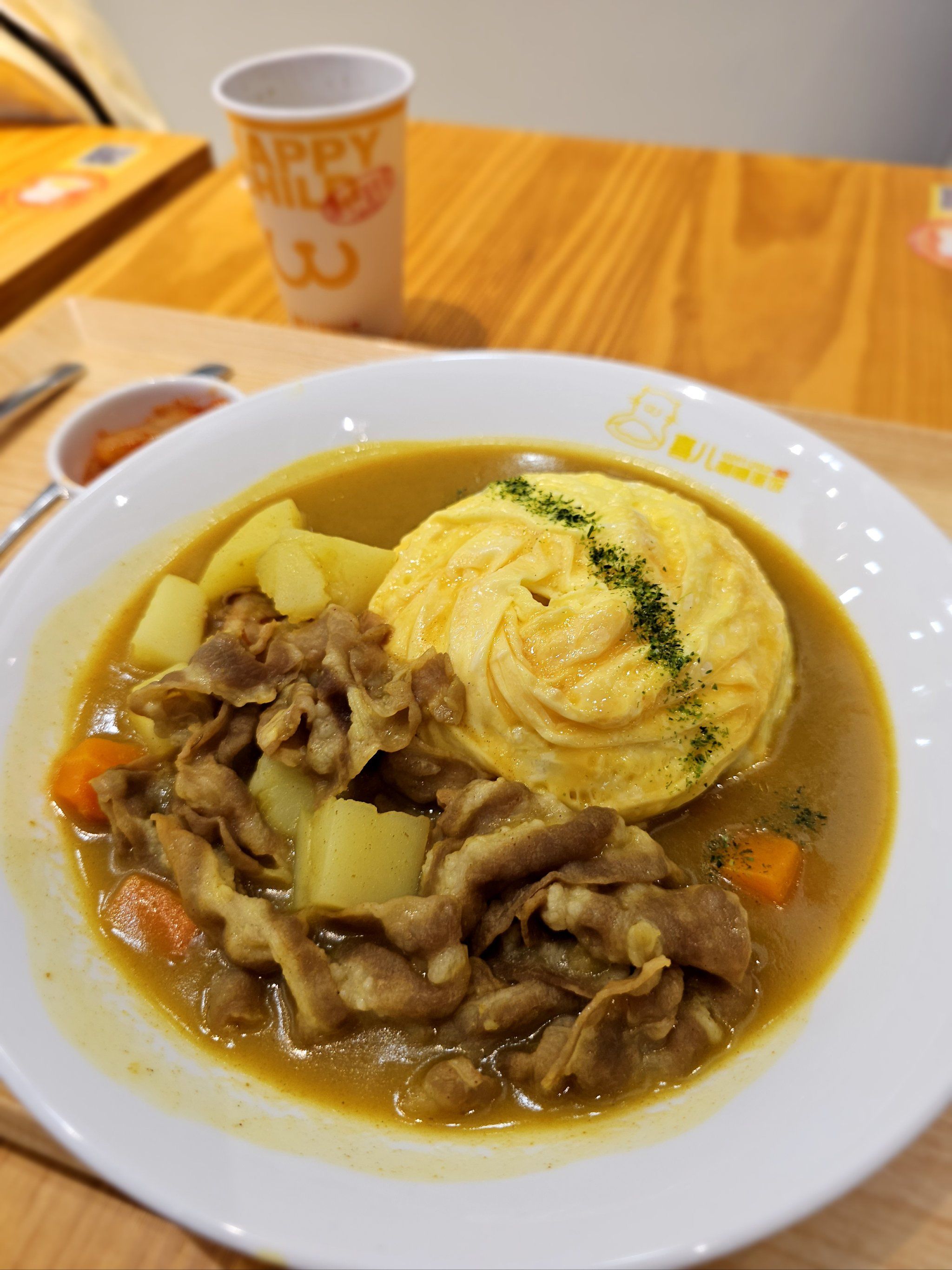 点了套餐,咖喱肥牛蛋包饭,口味不错,咖喱醇厚,一口米饭