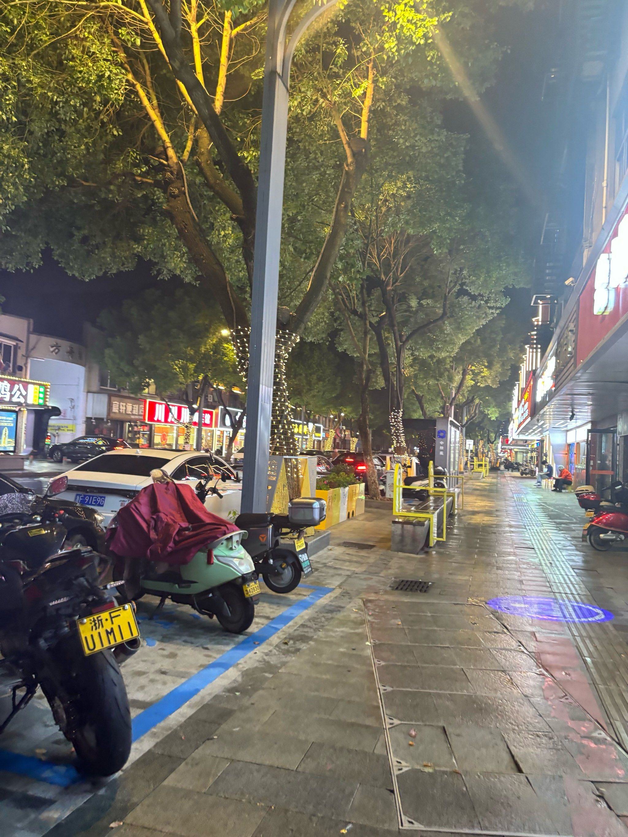夜晚的繁华街头