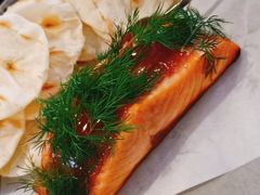 烟熏三文鱼配烤饺子皮和芥末籽酱-BOR Eatery(安福路店)