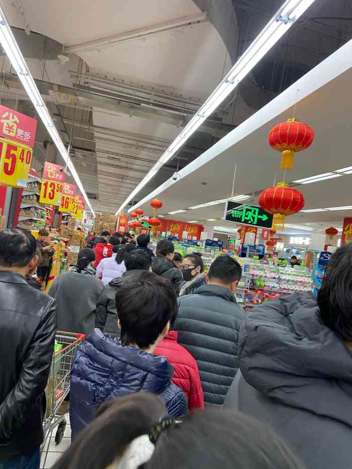 家乐福(宝山店)-"法国人的店,东西还算比较全,环境也还可以.