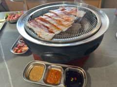 -围炉肉舍•炭烤活鳗•丹东海鲜烤肉(步行街店)