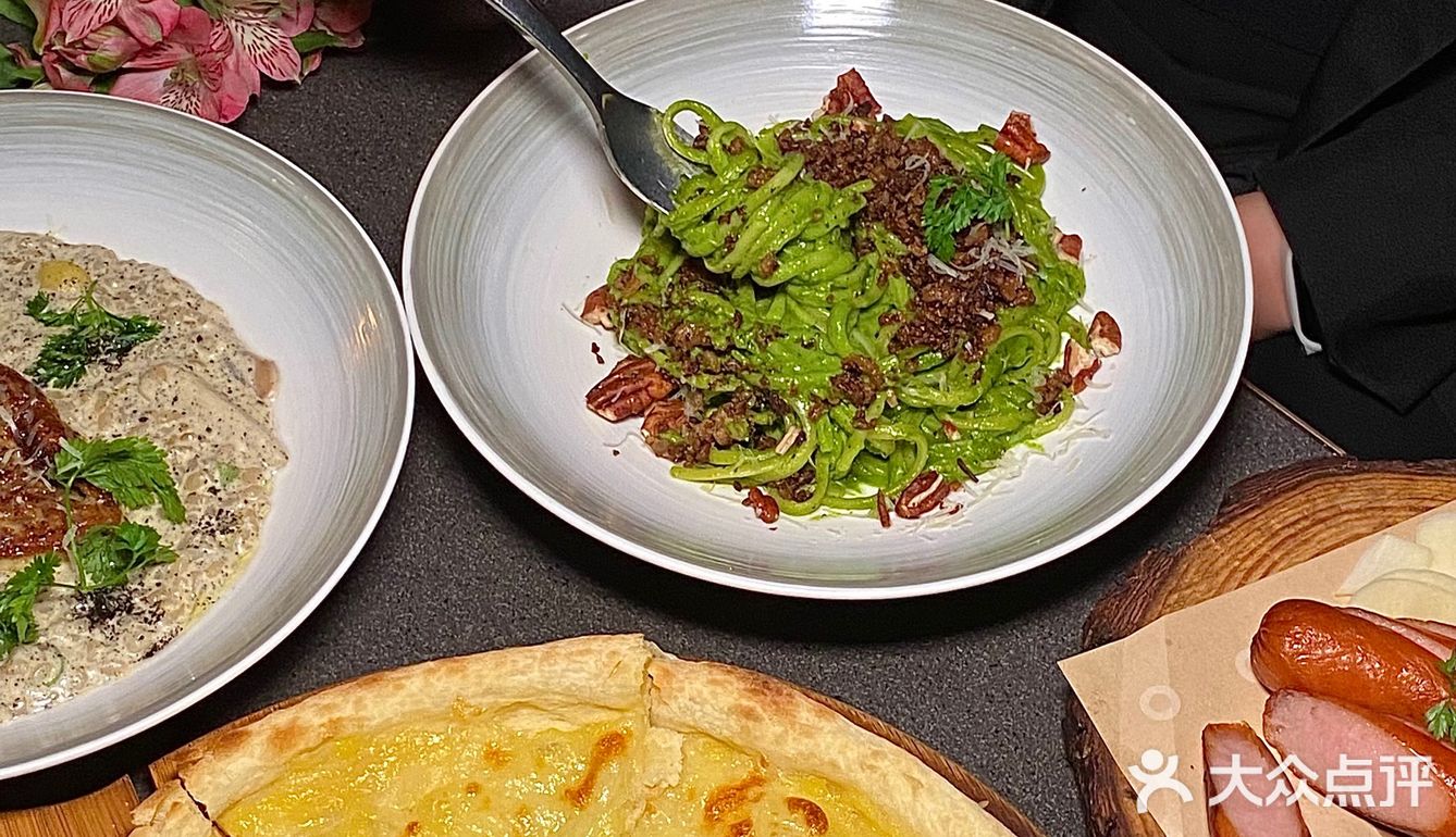 双子塔下的这家餐酒吧尊的美呆！！