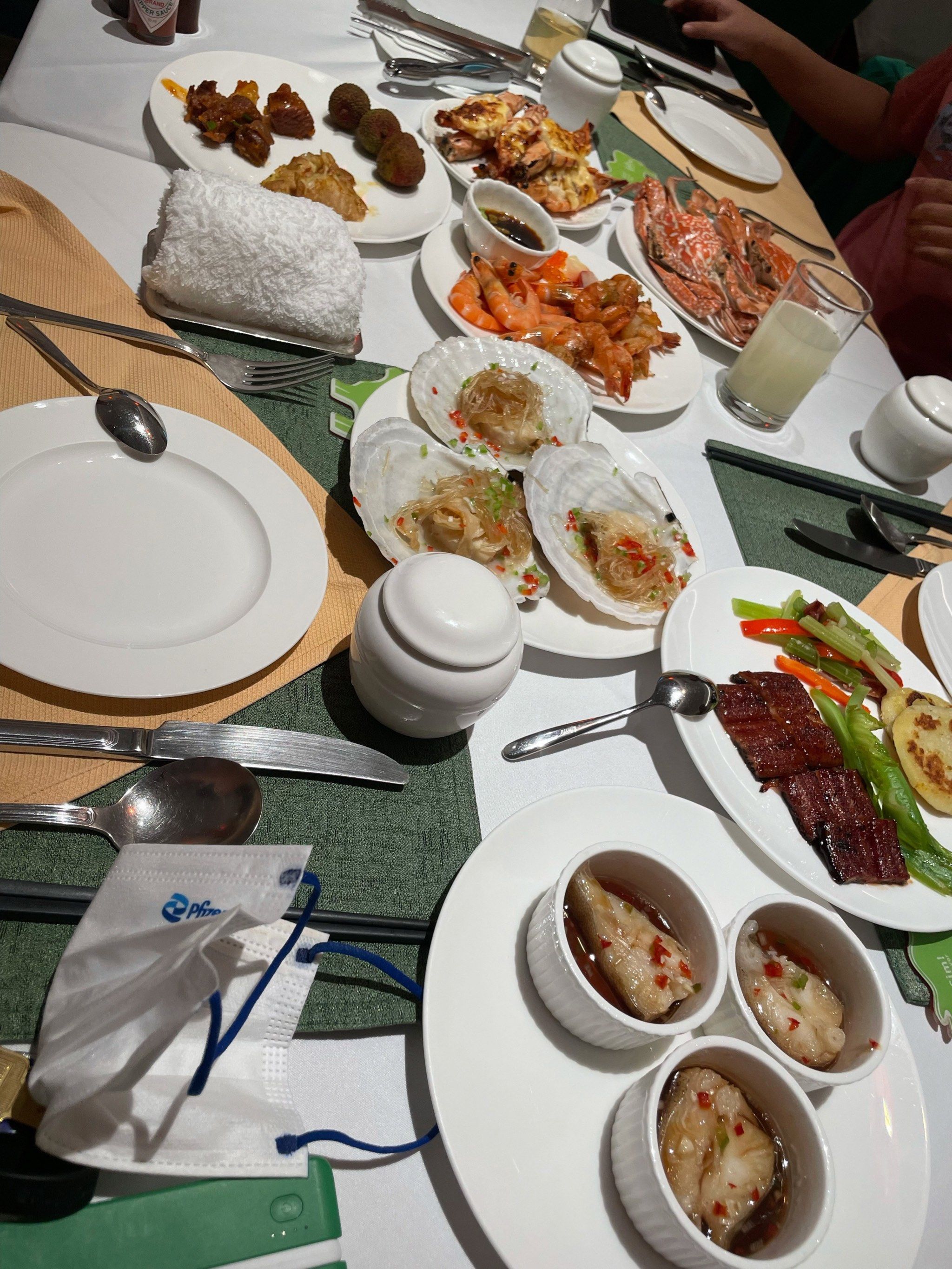 「大同花园大饭店」
算是大同自助天花板了
里面海鲜很新鲜
