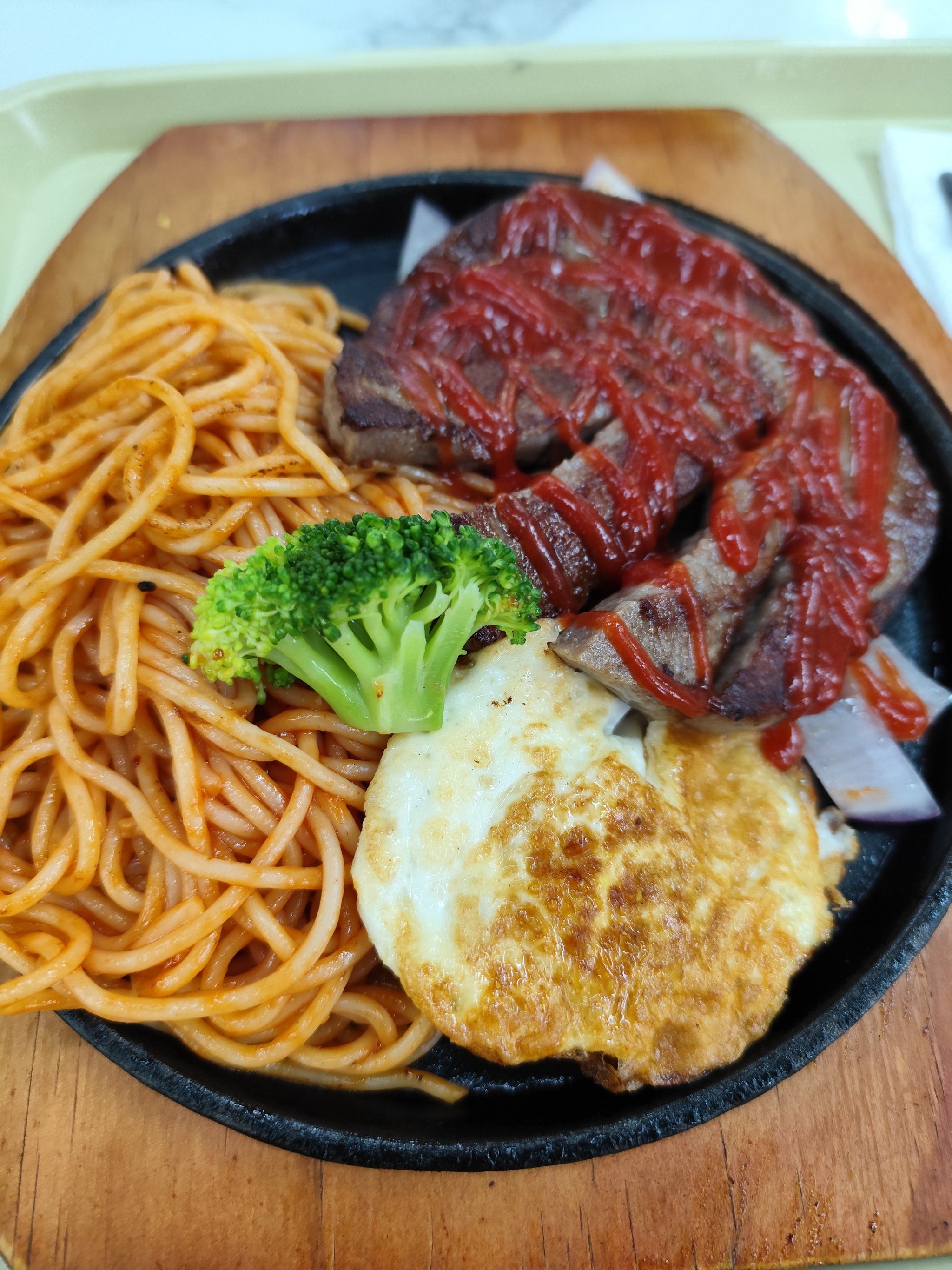 菲力牛排煎的挺嫩的,意大利面煮的较软,味道也不错,煎蛋是之前煎好的