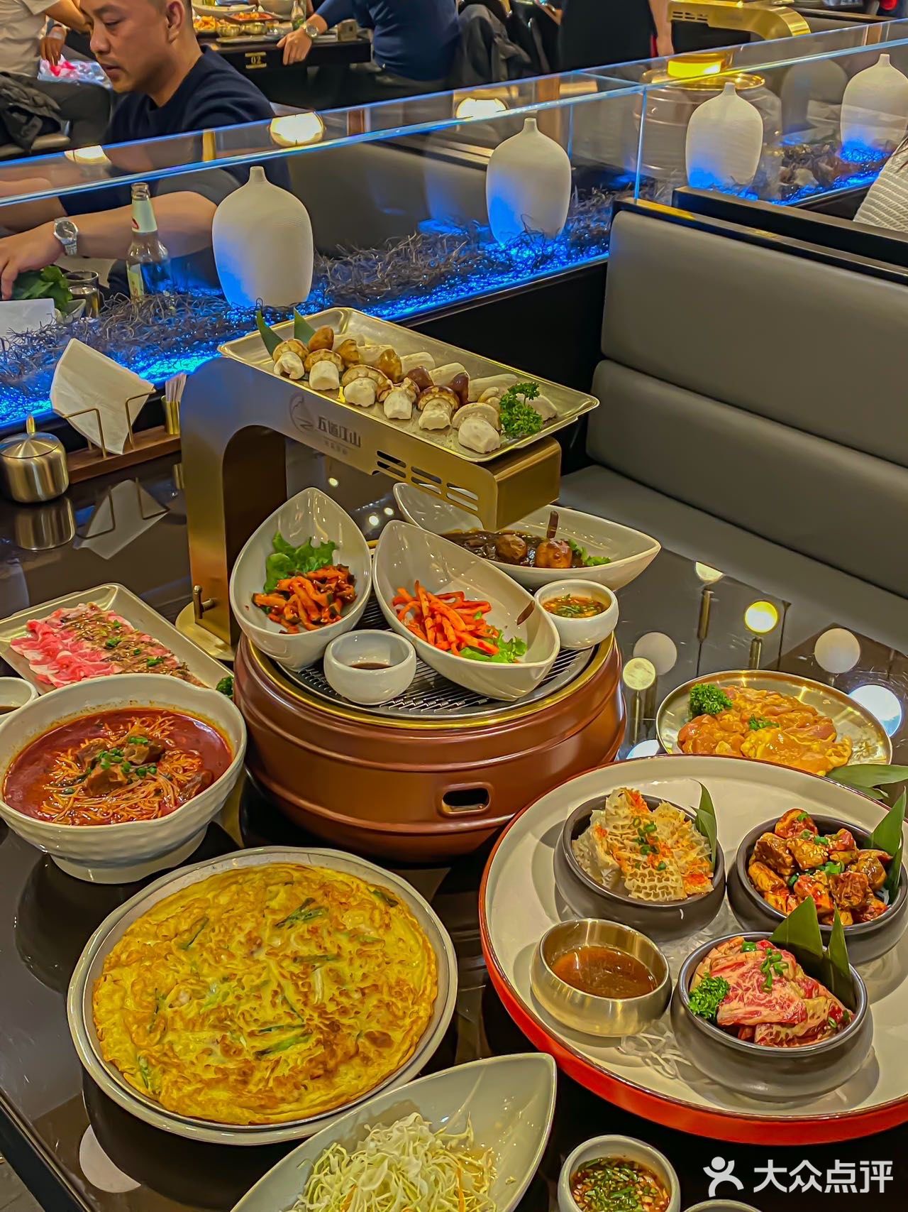 饭点需要排队，吃的还都是回头客， 推荐菜品
