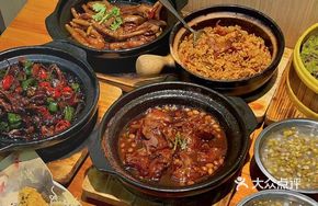 Spicy Chicken Feet in Clay Pot