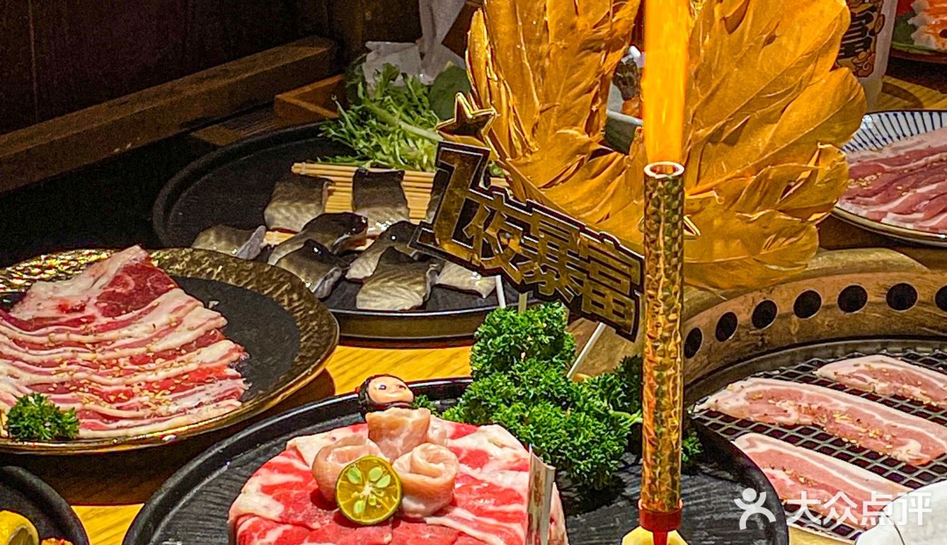 心中的深夜食堂模样 烤肉配小汉堡太绝🍔
