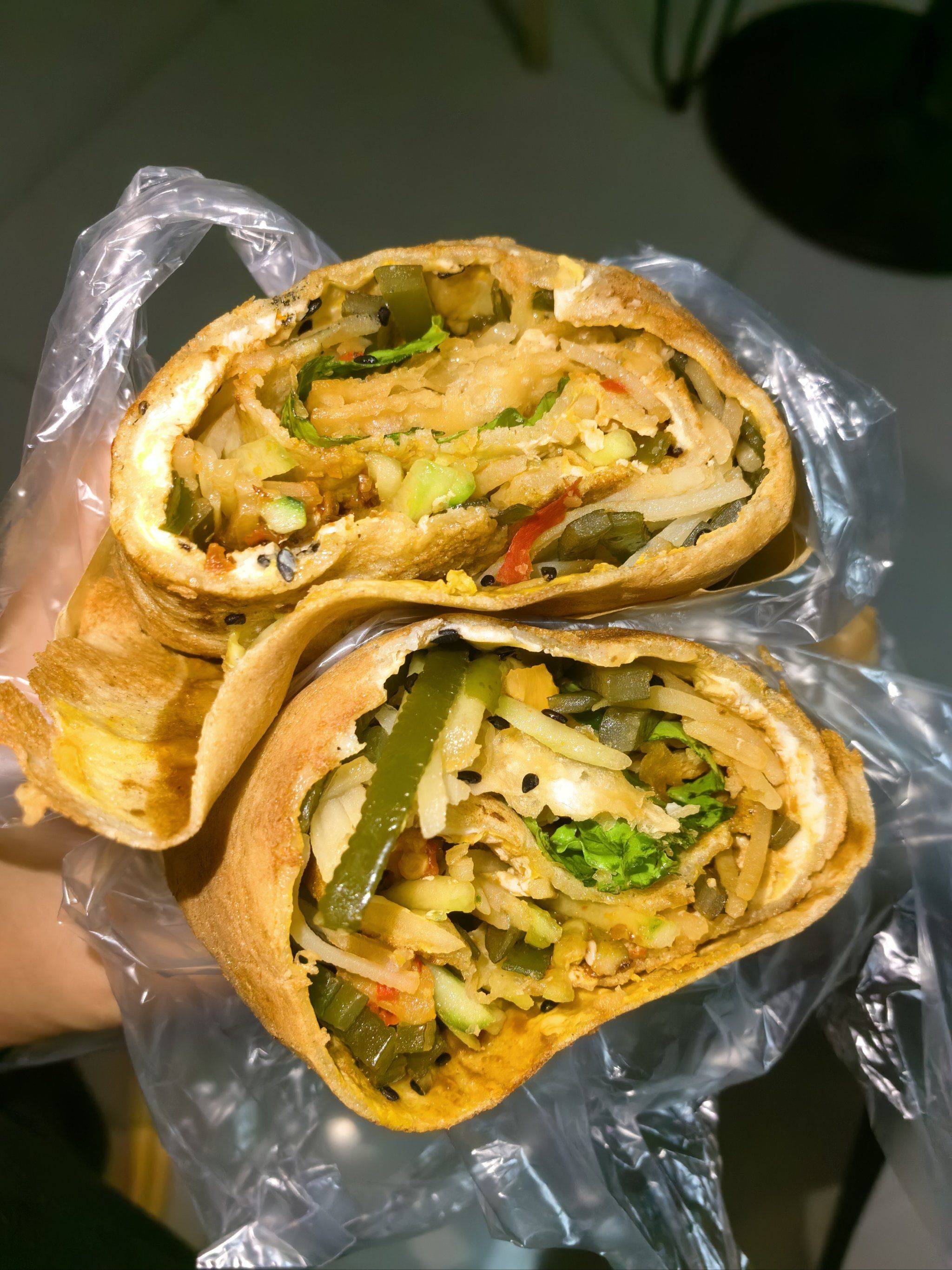 学府路这家煎饼果子咬一大口不吱声